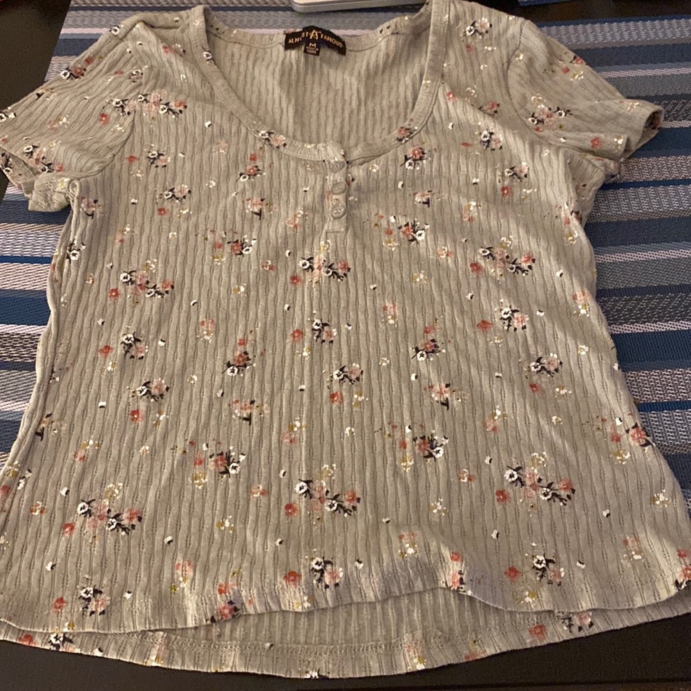 A cute green flower top!!